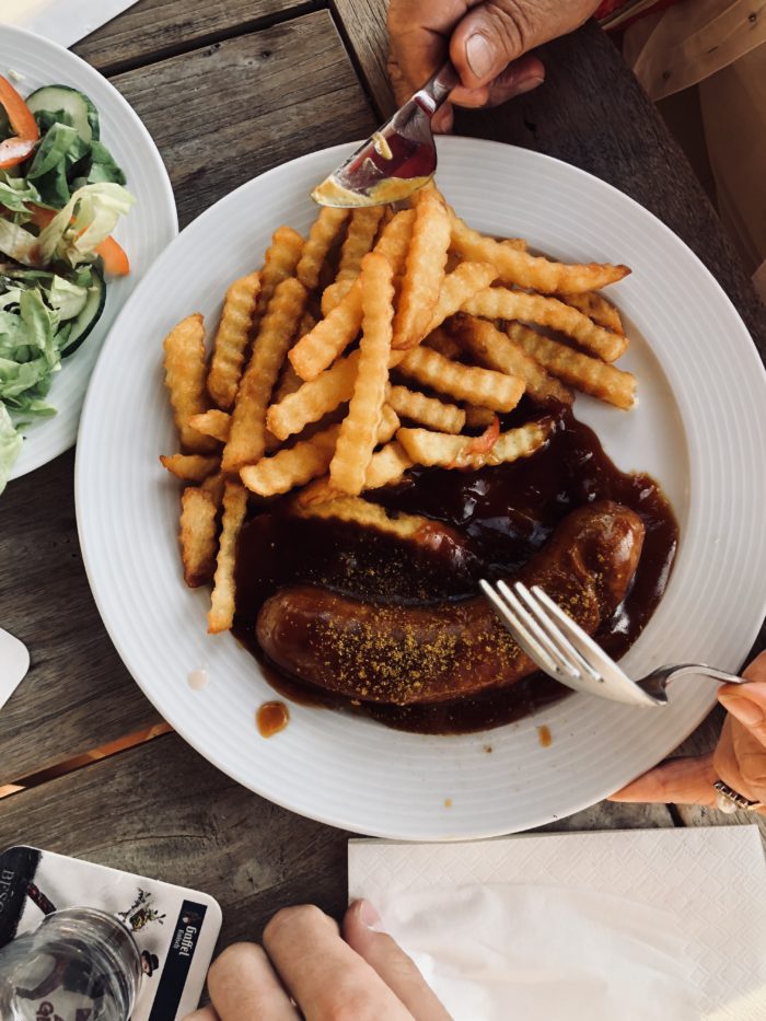 Currywurst mit Pommes